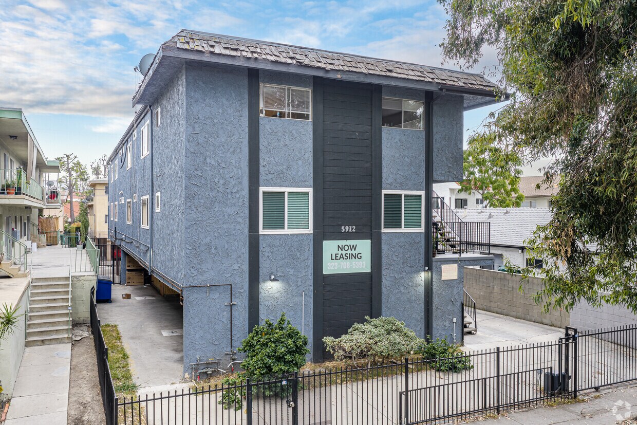 5912 Willoughby Ave, Los Angeles, CA 90038 — building exterior