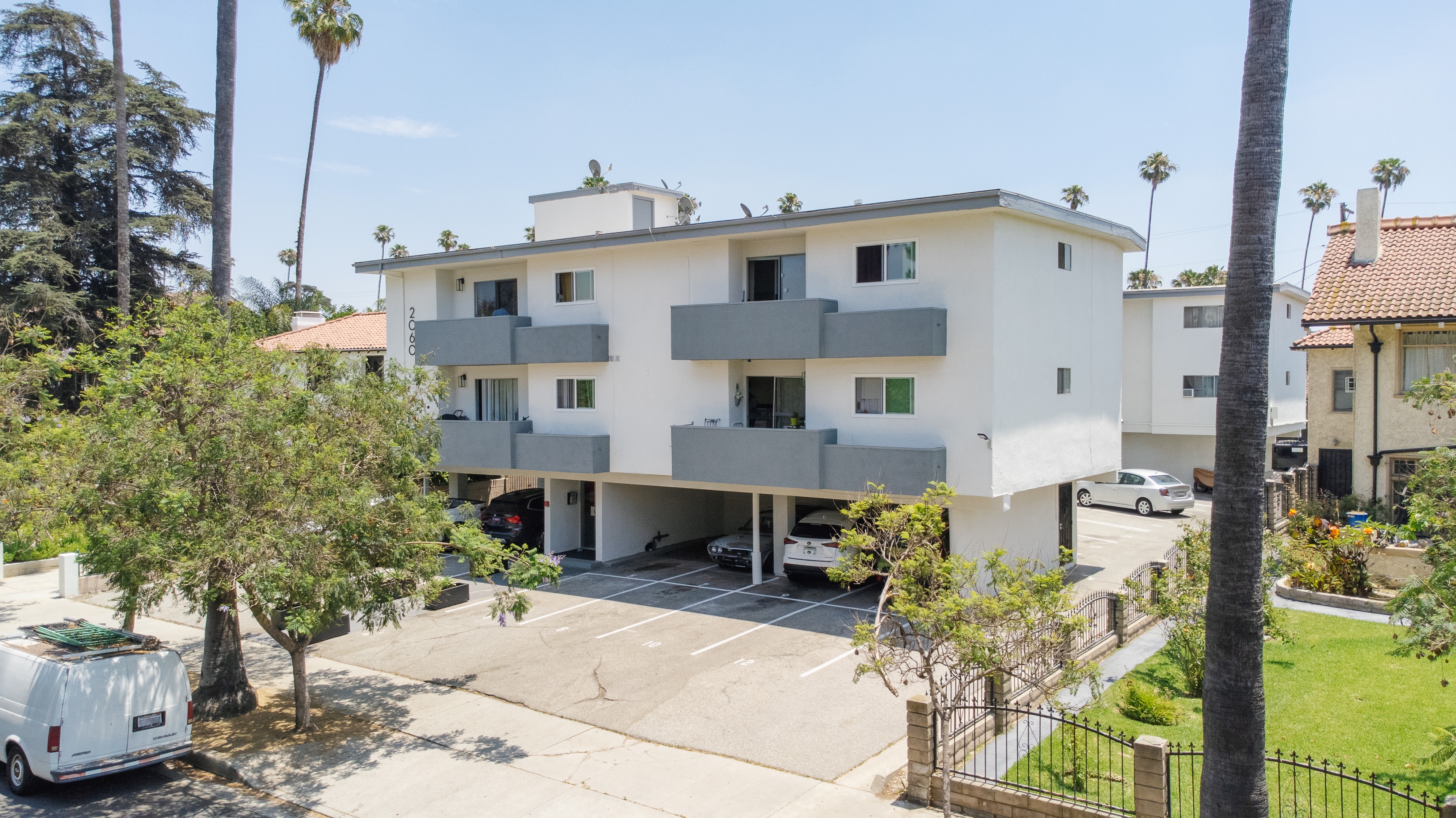 2060 S. Hobart Blvd, Los Angeles, CA — building exterior