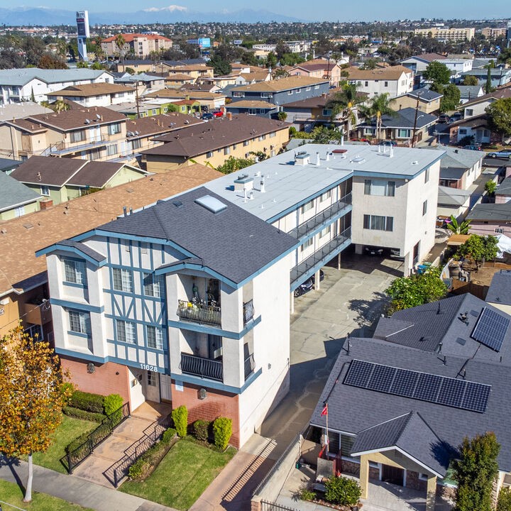 11628 Freeman Ave, Hawthorne, CA 90250 — building exterior